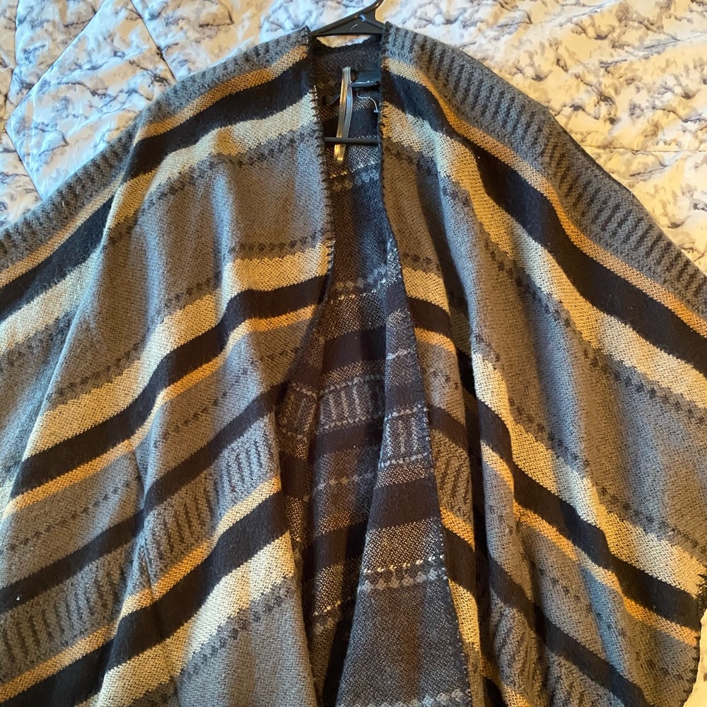 Cute short sleeved wrap 🖤